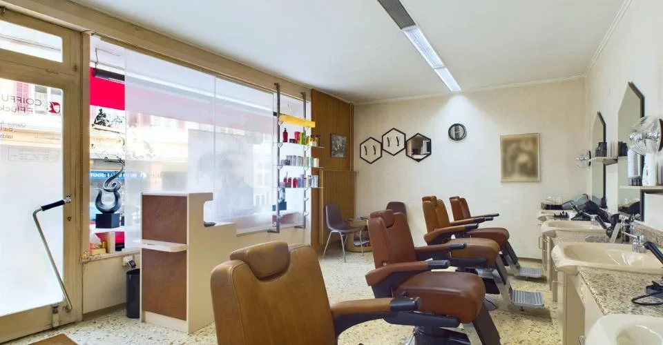 Magnifique et grand immeuble avec un local commercial – Foto 8 von 9