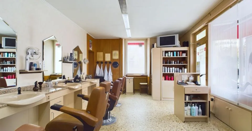 Magnifique et grand immeuble avec un local commercial – Foto 3 von 9