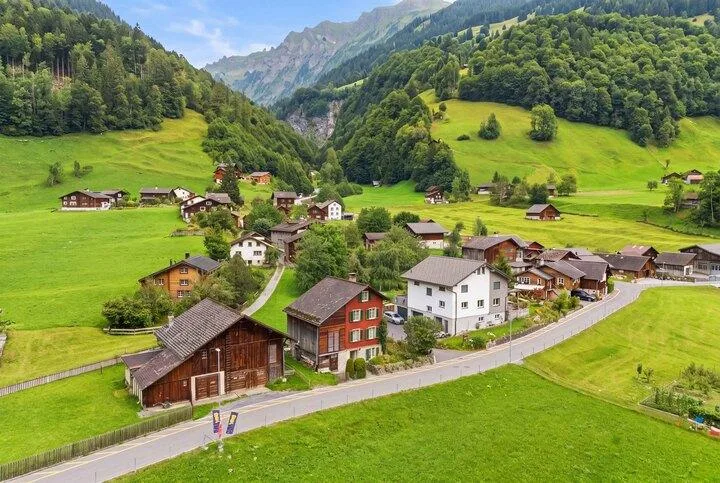 FREISTEHENDES 4 ZIMMER EINFAMILIENHAUS IN DER GLARNER BERGWELT – Foto 7 von 8