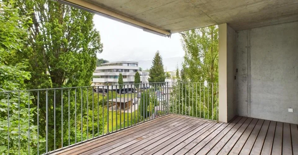 Gedeckte Terrasse und Minergie-Komfort, eigener Waschturm und Einstellhallenplatz