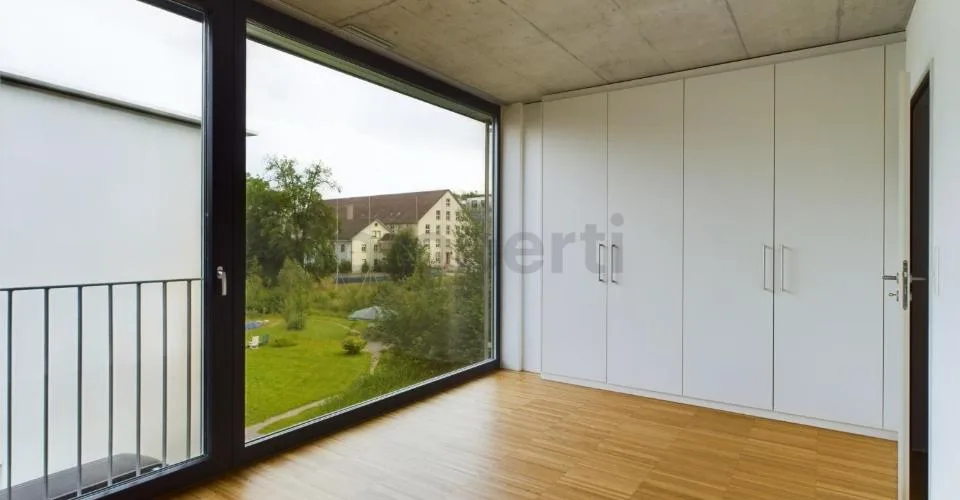 Gedeckte Terrasse und Minergie-Komfort, eigener Waschturm und Einstellhallenplatz