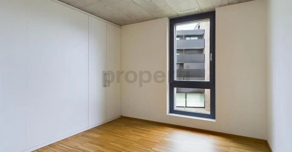 Gedeckte Terrasse und Minergie-Komfort, eigener Waschturm und Einstellhallenplatz