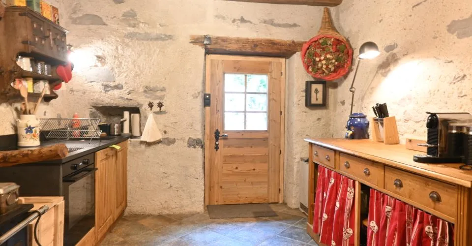 Location saisonnière du 15 décembre 2026 au 15 avril 2027 Chalet de charme entièrement rénové à Ovronnaz.