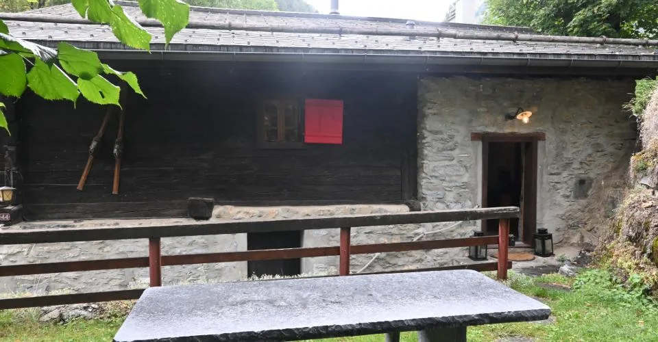 Location saisonnière du 15 décembre 2026 au 15 avril 2027 Chalet de charme entièrement rénové à Ovronnaz.