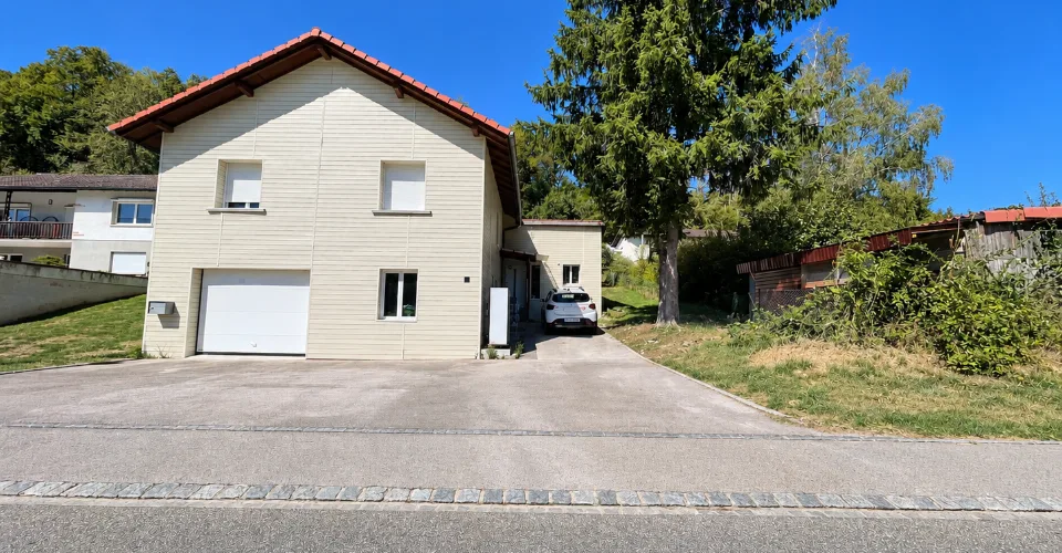 Grande maison à louer à Courtedoux