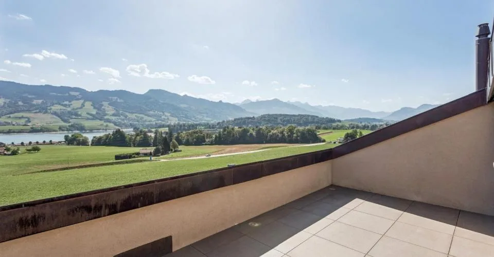 Sublimes Dachgeschoss-Duplex mit atemberaubendem Blick auf den Gruyère-See – Foto 18 von 22