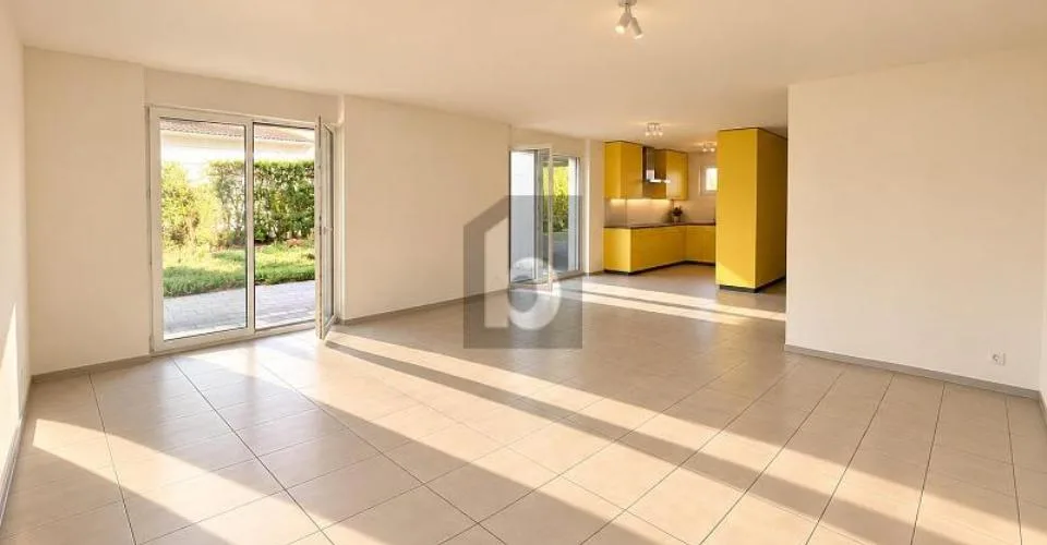 Spacious living room with large garden – photo 3 of 10
