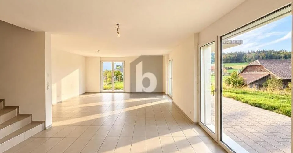Spacious living room with large garden – photo 2 of 10