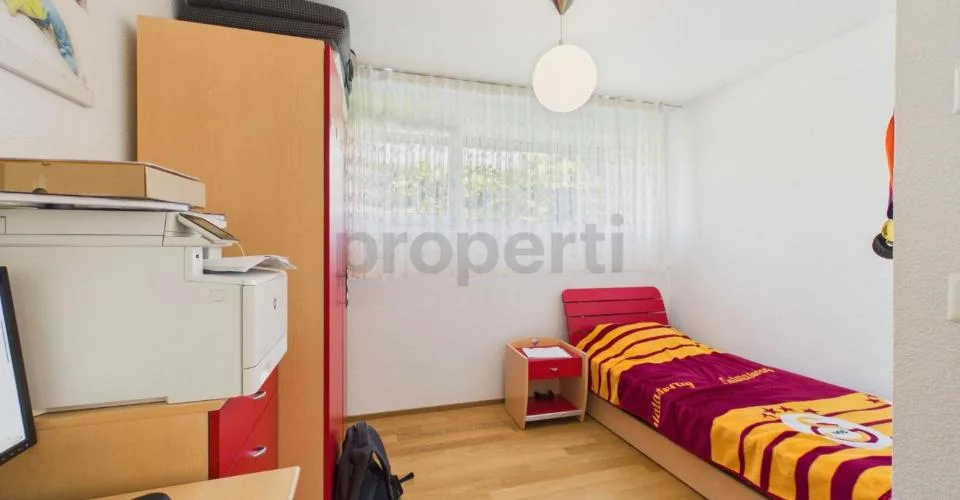 Quatre chambres, chauffage par le sol, place de parking et deux salles de bains modernes – photo 8 sur 27