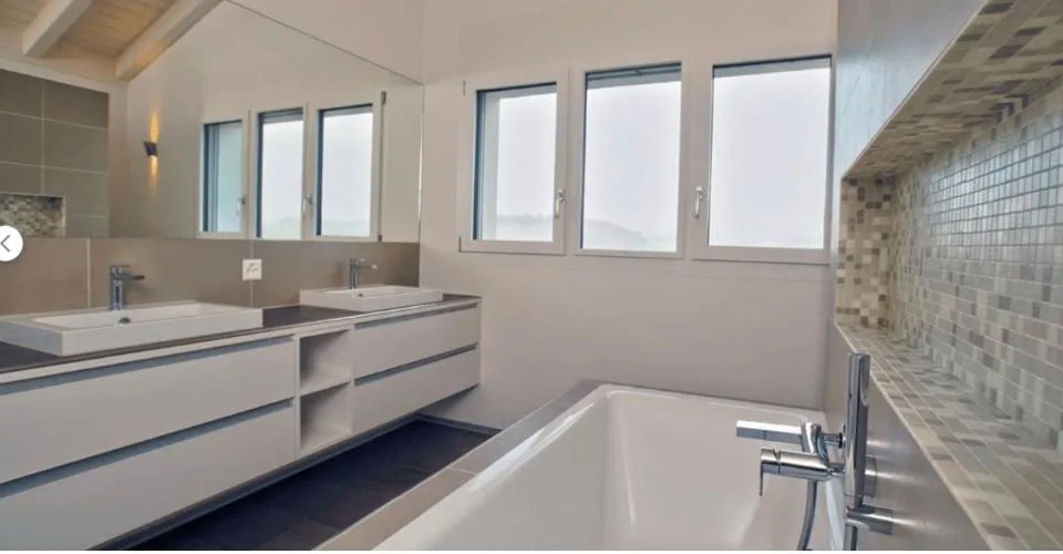 Neubau 2027: 150 m² Wohnfläche auf zwei Etagen, offene Galerie mit freistehender Badewanne und Minergie-Standard