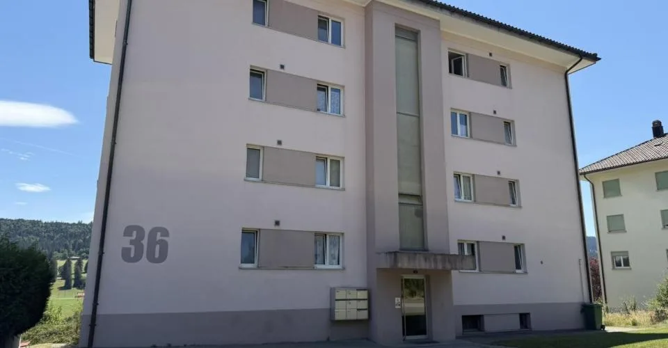 Tramelan, lovely 3.5-room apartment on the 2nd floor with balcony and open view