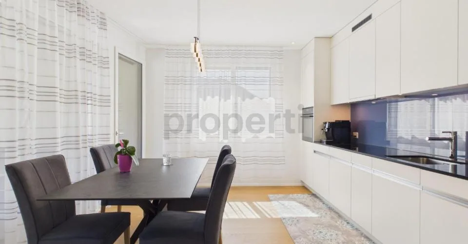 Standard di proprietà con finestre panoramiche: Spazioso 74 m², posto auto sotterraneo incluso e balcone soleggiato