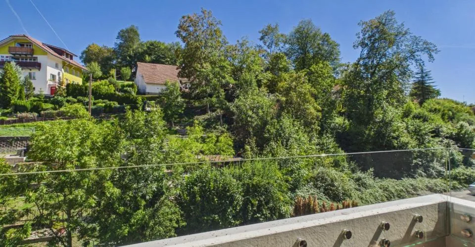 Standard di proprietà con finestre panoramiche: Spazioso 74 m², posto auto sotterraneo incluso e balcone soleggiato