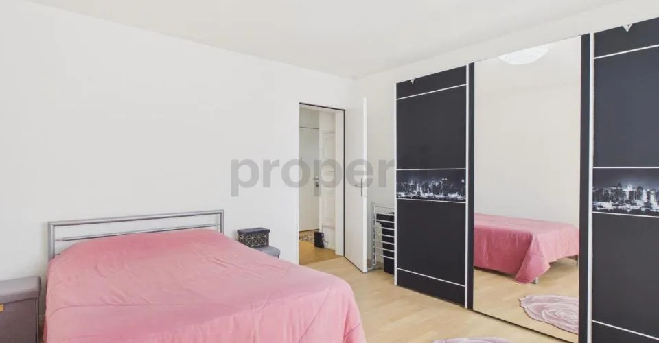 Standard di proprietà con finestre panoramiche: Spazioso 74 m², posto auto sotterraneo incluso e balcone soleggiato