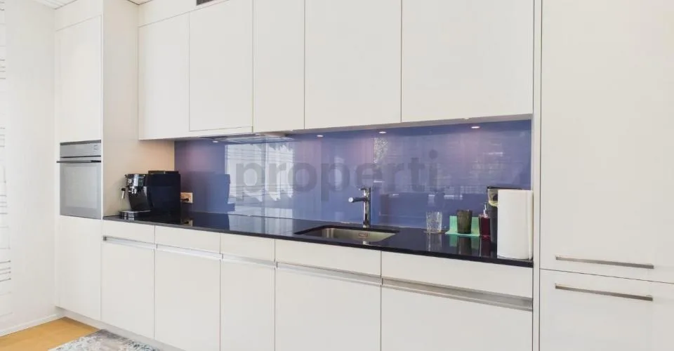 Standard di proprietà con finestre panoramiche: Spazioso 74 m², posto auto sotterraneo incluso e balcone soleggiato
