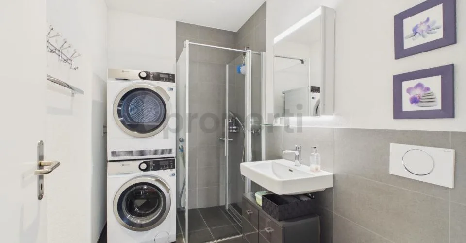 Standard di proprietà con finestre panoramiche: Spazioso 74 m², posto auto sotterraneo incluso e balcone soleggiato
