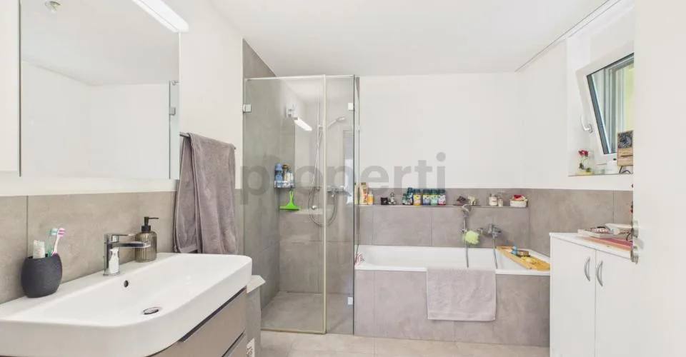 Balcone soleggiato, due bagni moderni e comfort senza barriere con ascensore