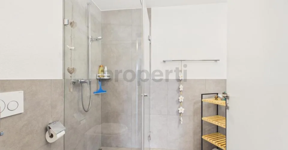 Balcone soleggiato, due bagni moderni e comfort senza barriere con ascensore