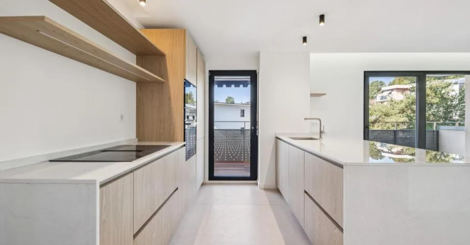 Appartement 3,5 pièces entièrement rénové - Un havre de paix avec vue – Foto 4 von 9