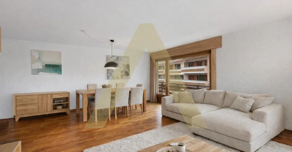 Spacieux et lumineux appartement en plein centre – Foto 2 von 13