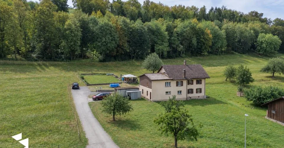Idyllisch gelegenes Zwei-Generationen-Haus – Foto 2 von 13