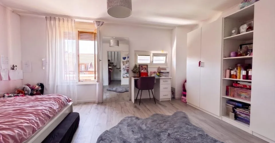 Raro! Triplex mansardato ristrutturato di 6 pezzi, vicino al centro – foto 10 di 26
