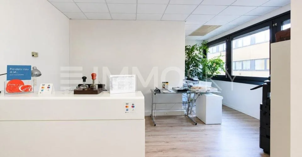 Travailler, partager, collaborer. Immeuble commercial parfait – photo 2 sur 10