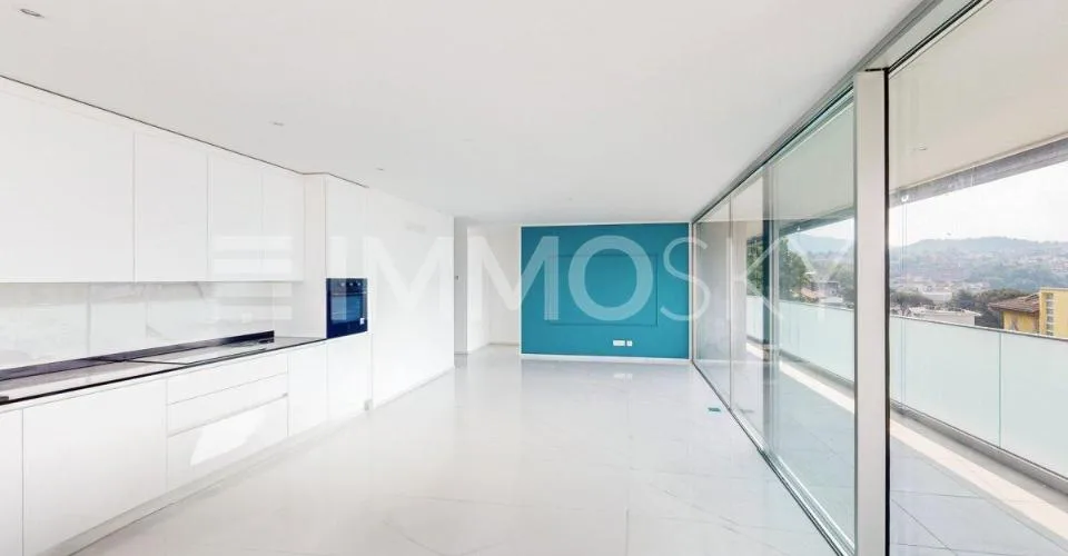 Attico con vista luminoso e confortevole in palazzina nuova – foto 3 di 10