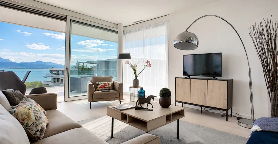 Mansarda contemporanea con vasta terrazza a un attimo dal lago – foto 10 di 13