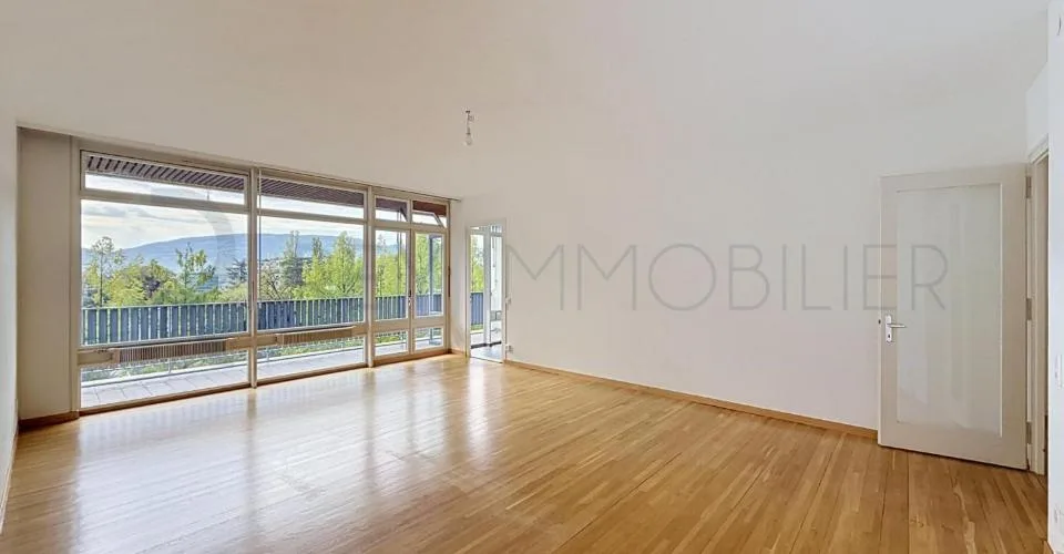 Appartement traversant avec terrasse – photo 3 sur 5