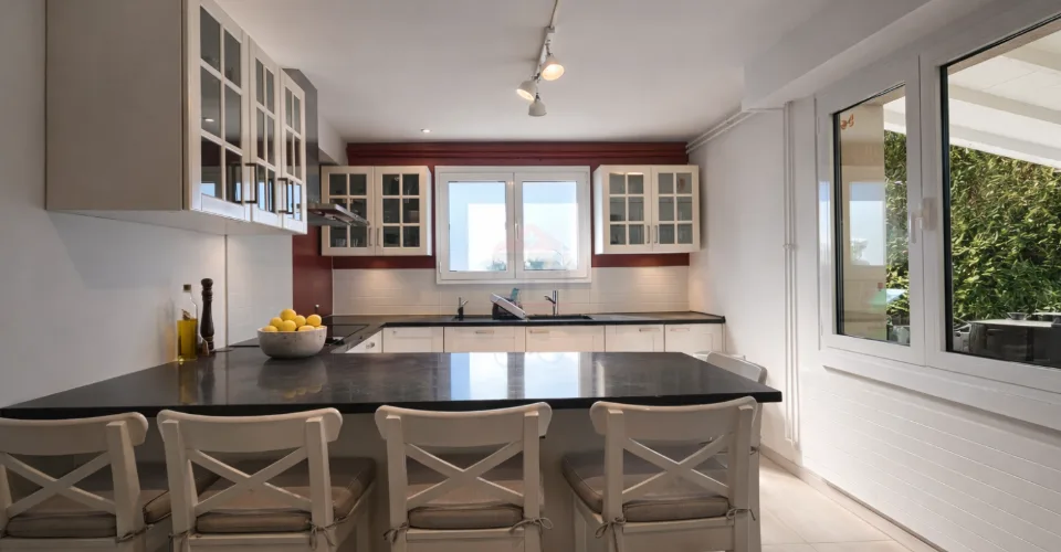Élégante villa familiale avec grand jardin plat et fort potentiel à Founex – photo 18 sur 26