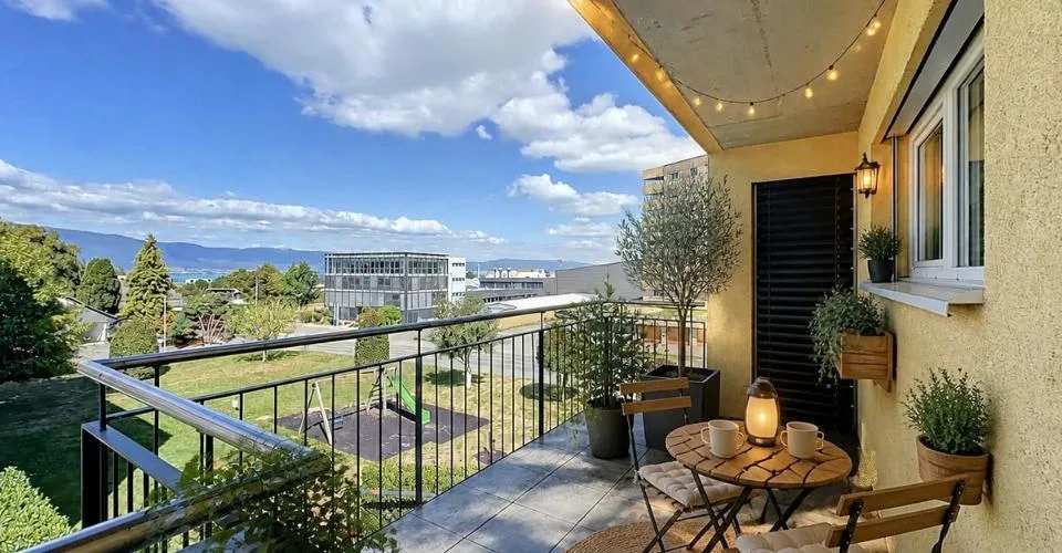 Light, space and beautiful views of the lake: a renovated apartment on the top floor – photo 23 of 24