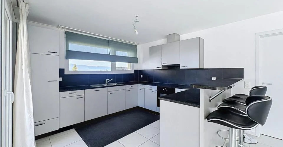 Light, space and beautiful views of the lake: a renovated apartment on the top floor – photo 18 of 24
