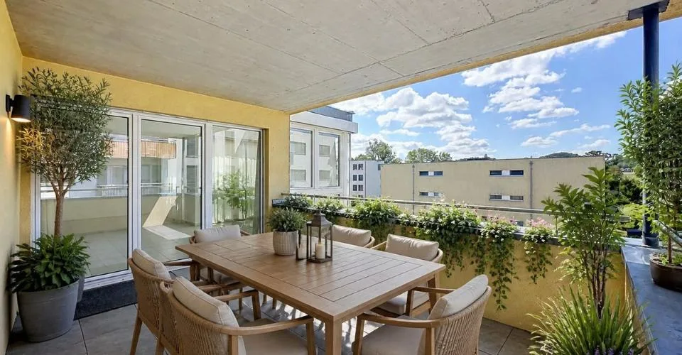 Light, space and beautiful views of the lake: a renovated apartment on the top floor – photo 22 of 24