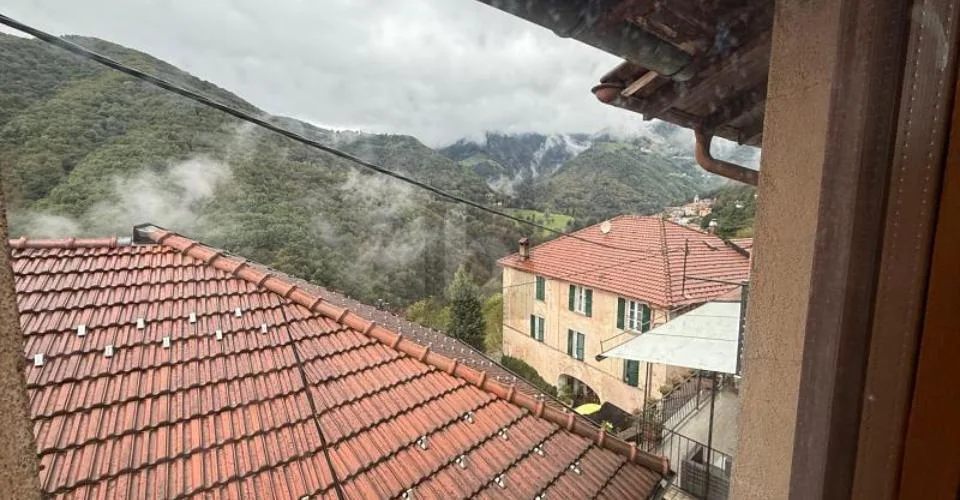 CENTRALE CON BELLISSIMA VISTA SULLA VALLE – foto 10 di 12