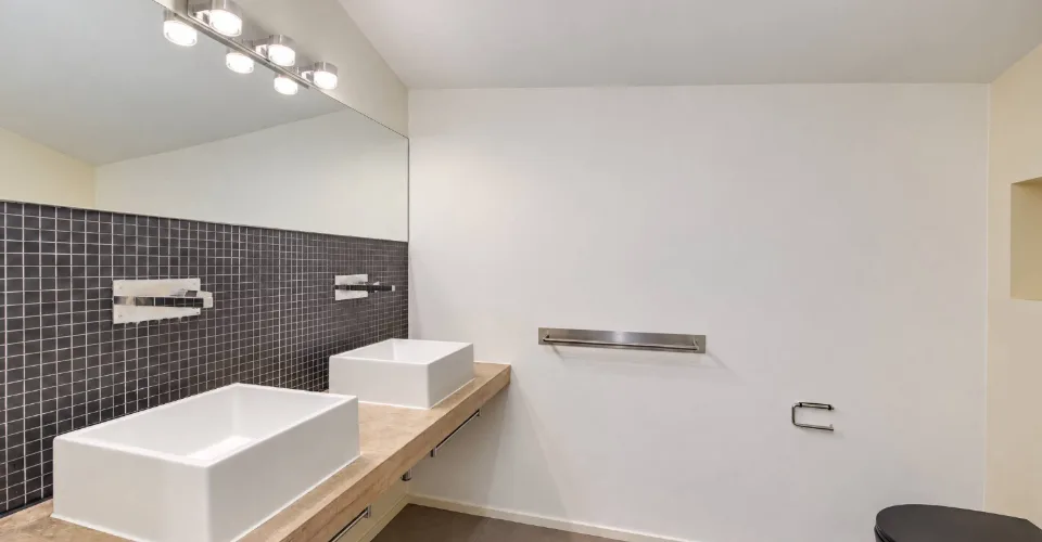 Villa mit Architektur mit Pool und großem Garten – Foto 14 von 16