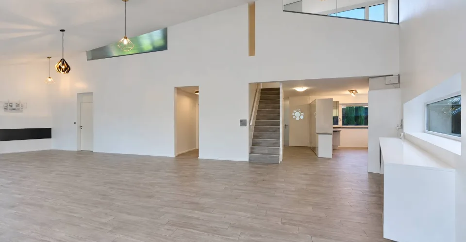 Villa mit Architektur mit Pool und großem Garten – Foto 11 von 16