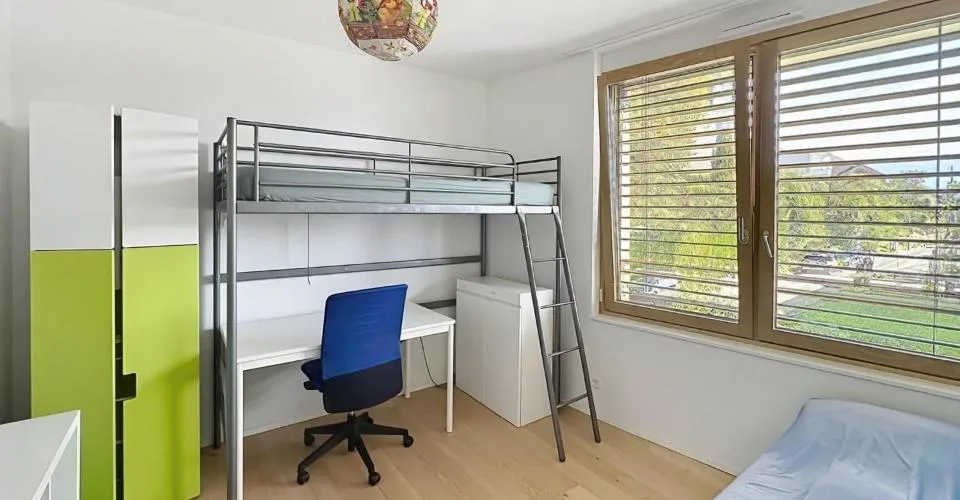 Lichtdurchflutete Familienvilla mit Garten, eine ideale Wohnumgebung in der Nähe aller Annehmlichkeiten. – Foto 5 von 12