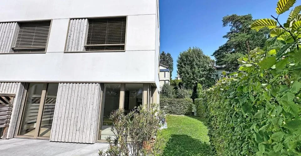 Lichtdurchflutete Familienvilla mit Garten, eine ideale Wohnumgebung in der Nähe aller Annehmlichkeiten. – Foto 10 von 12