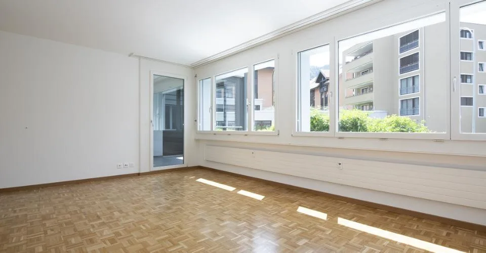 Zentrale, ruhige Lage mit verglastem Balkon!