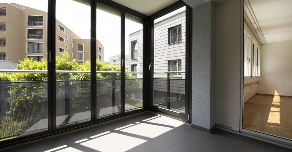 Zentrale, ruhige Lage mit verglastem Balkon!