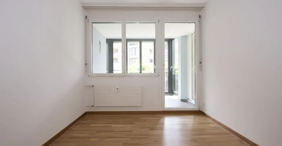 Zentrale, ruhige Lage mit verglastem Balkon!