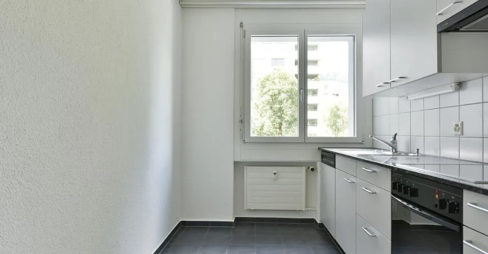 Zentrale, ruhige Lage mit verglastem Balkon!