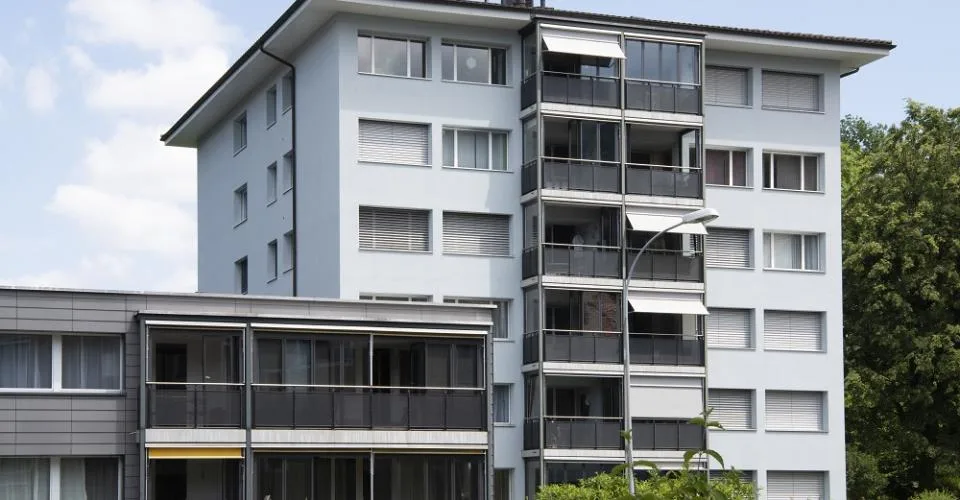Zentrale, ruhige Lage mit verglastem Balkon!