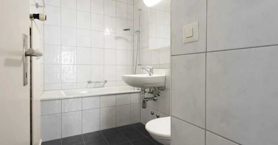 Zentrale, ruhige Lage mit verglastem Balkon!