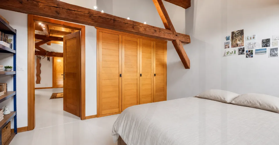 Weites grüerisches Wohnhaus, das Authentizität und Modernität verbindet – Foto 10 von 24