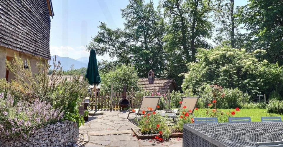 Weites grüerisches Wohnhaus, das Authentizität und Modernität verbindet – Foto 12 von 24