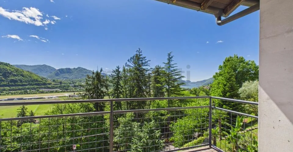 Elegante villa 4 locali con balcone ristrutturata, Agno – Foto 8 von 26