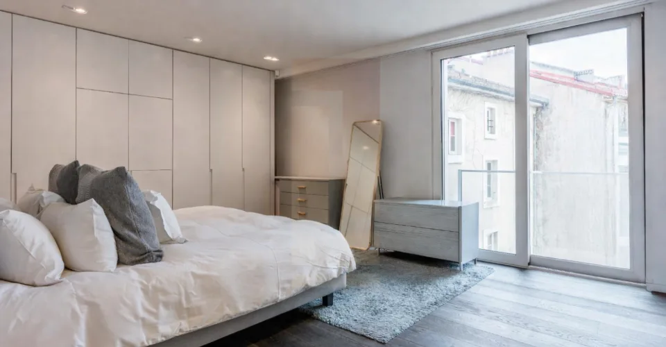 Élégant duplex contemporain avec double hauteur et services hôteliers – photo 6 sur 19