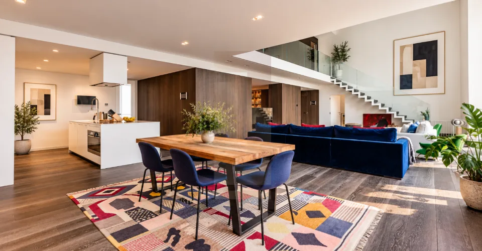 Élégant duplex contemporain avec double hauteur et services hôteliers – photo 3 sur 19